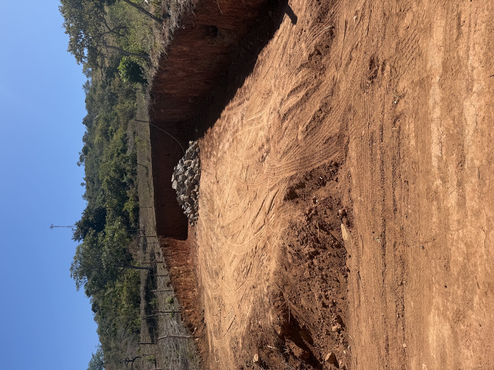 Obras de terracería en las calles del proyecto