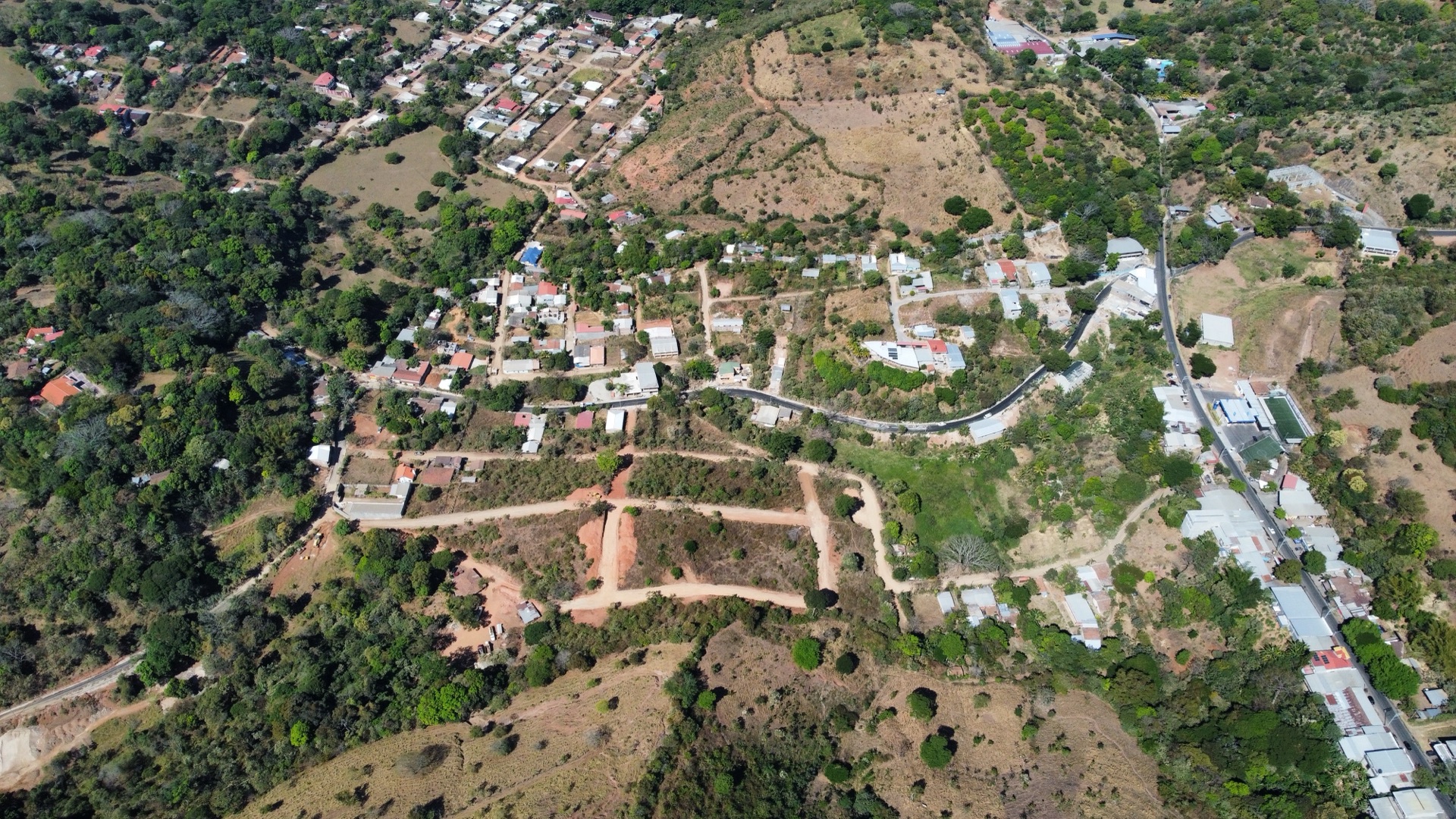 Vista aérea del proyecto junto al casco urbano de Sensuntepeque