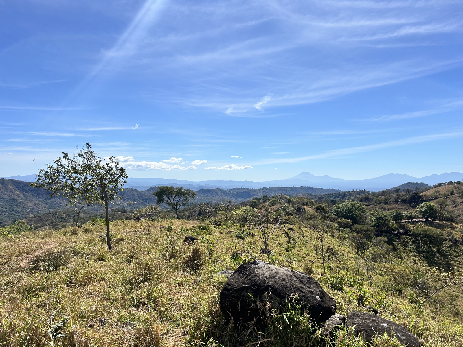 Vista al valle y los volcanes desde el terreno