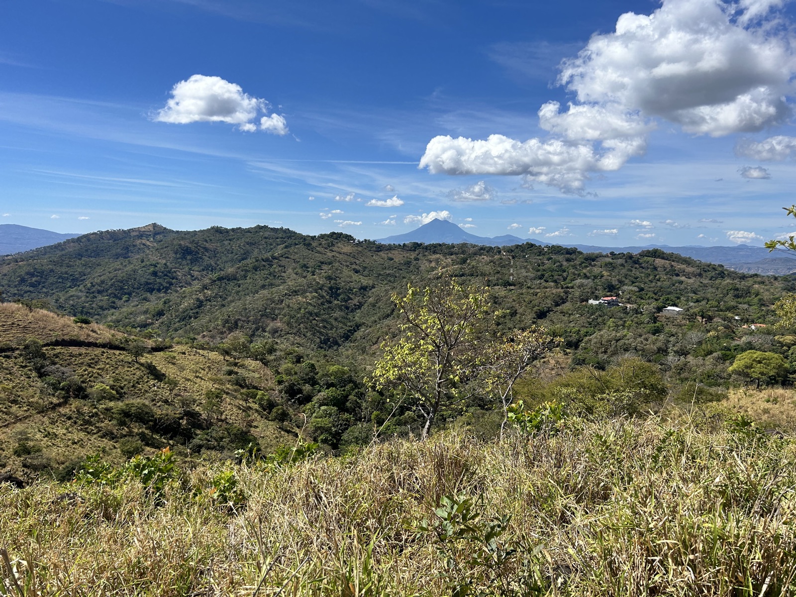 Vista panorámica hacia el volcán